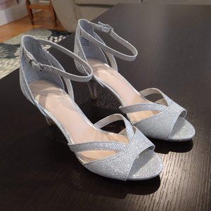 Kelly and Katie Valdena 9.5 Sandal Silver Metallic